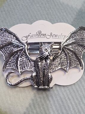 0Kitty Cat Bat-Wing Hair Clip